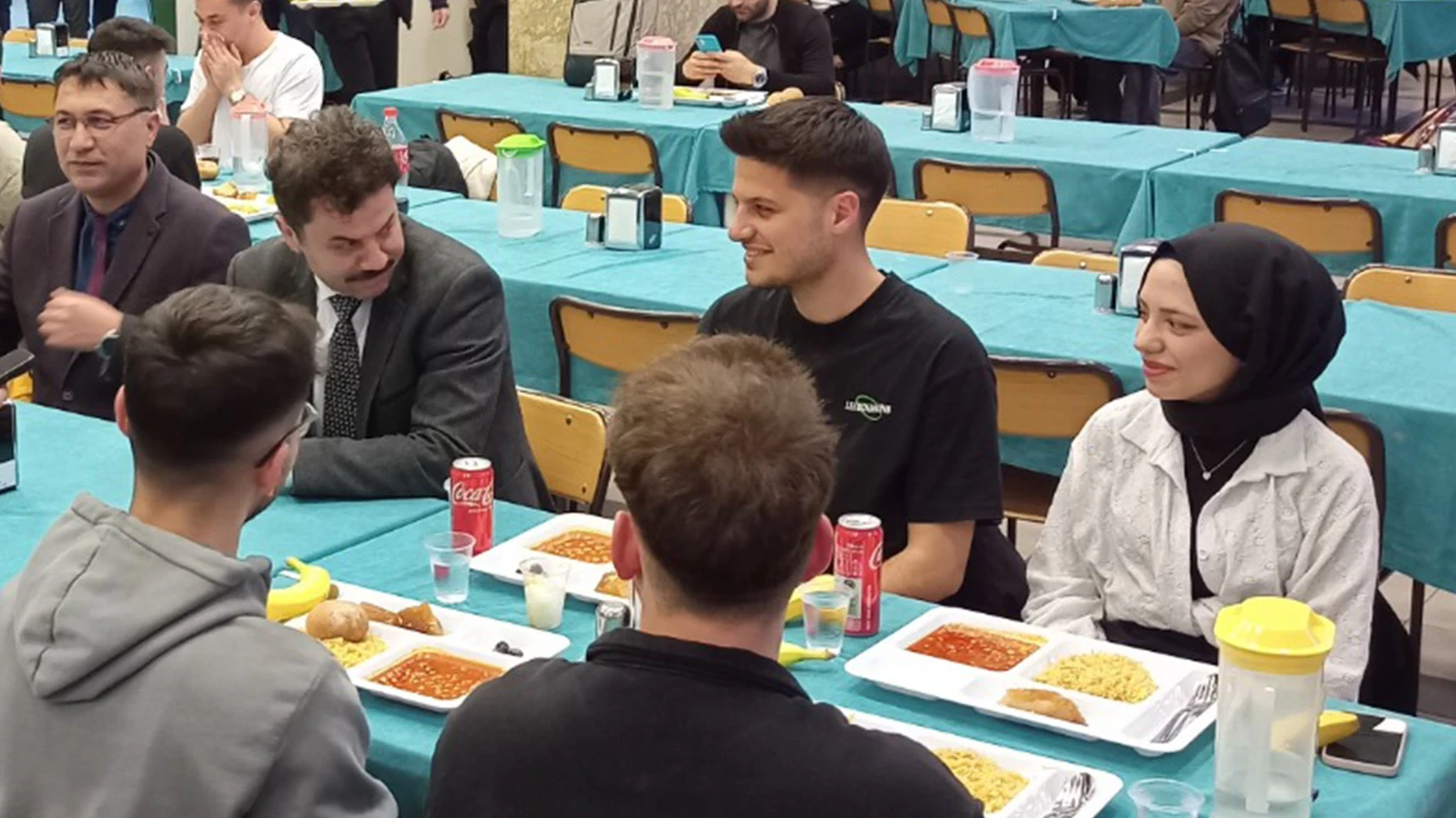 Rektör Yılmaz, iftarda öğrencilerle buluştu